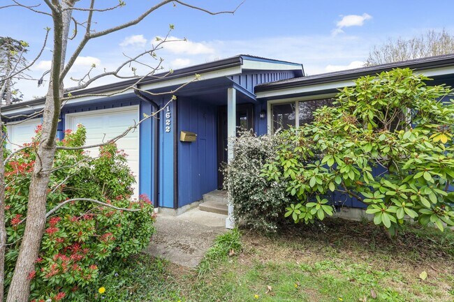 Building Photo - Move in ready NOW! Desirable west side location! 2 bed/ 1.75 bath. Olympia school district.