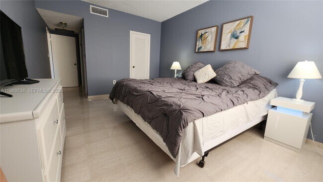 Building Photo - 1980 S Ocean Dr