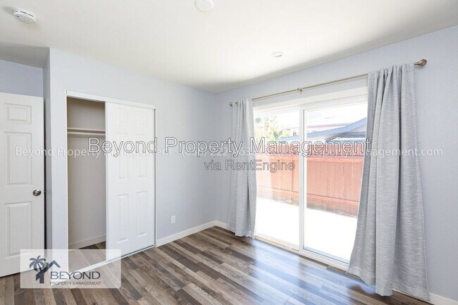 Building Photo - 5313 Vickie Dr