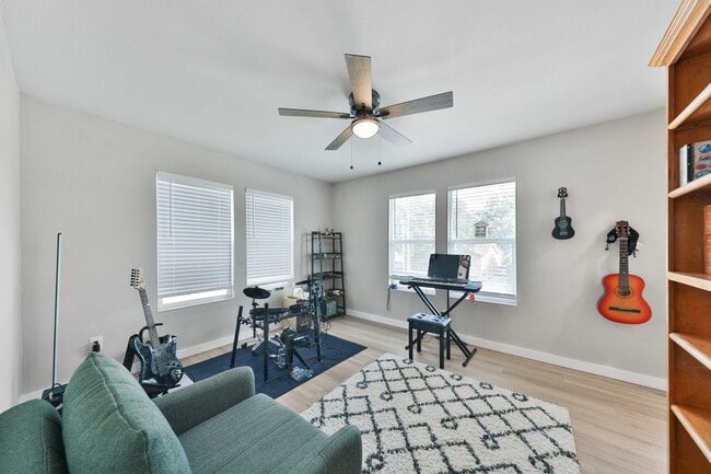 Building Photo - 315 W Norwood Ct