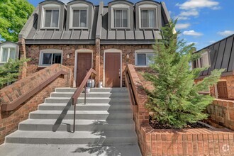 Building Photo - Modern 2-Bed Georgetown Townhome with Gour...