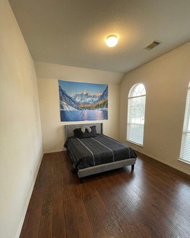 Building Photo - 931 N Sky Dr