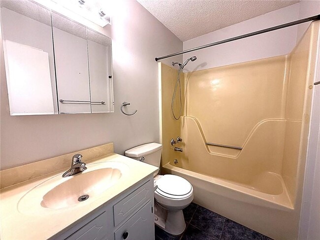 Building Photo - 955 Louise Ave