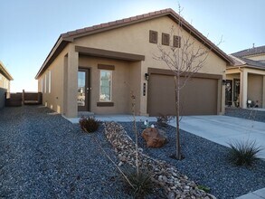 Building Photo - Beautiful 3 bedroom, 2 bathroom in Rio Rancho! Showings available NOW!