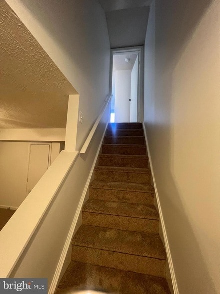 Building Photo - 405 Carnaby St