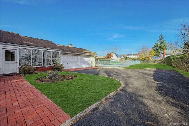 Building Photo - 425 Old Shipyard Ln