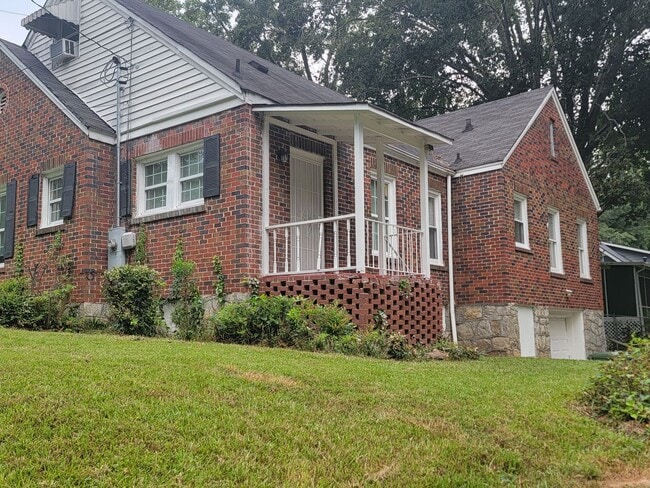Building Photo - No Luxury Bells and Whistles But a Nice Clean Historic Home