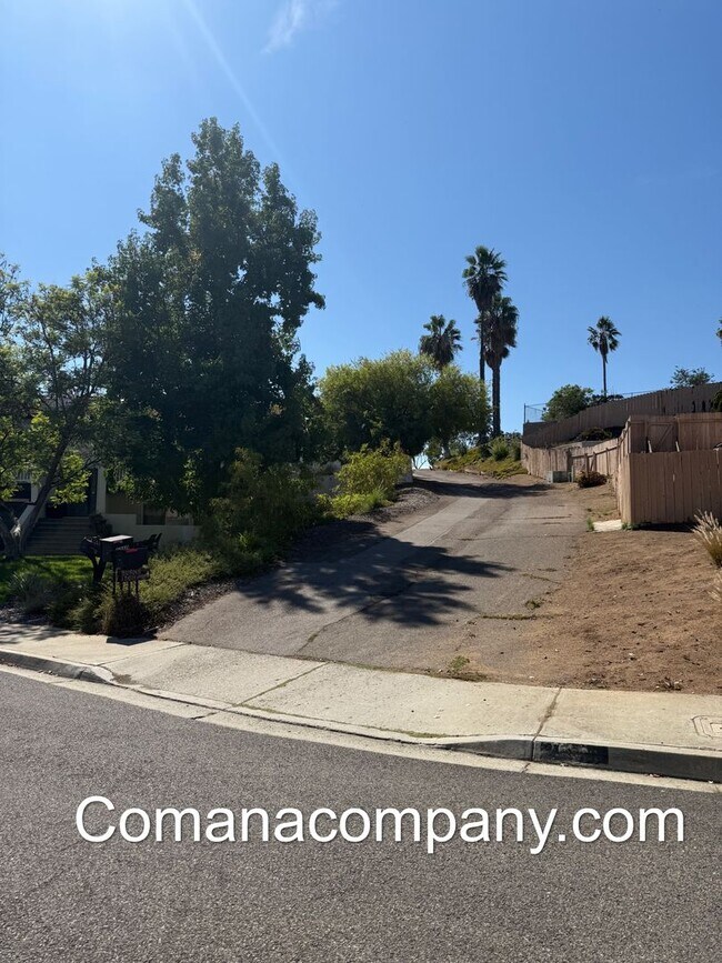 Building Photo - Gorgeous, spacious 3BR/2BA w views, yard, ...