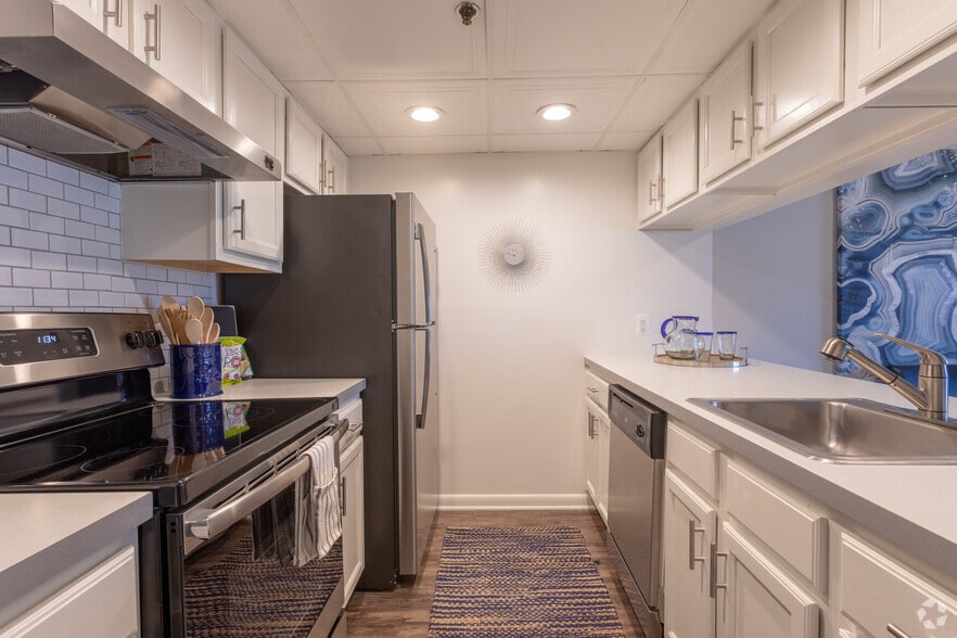 1BR, 1BA - 880 SF - Arrive Alexandria