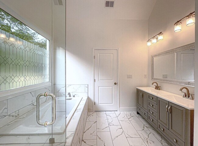 Building Photo - Newer Construction Farmhouse Style Home!