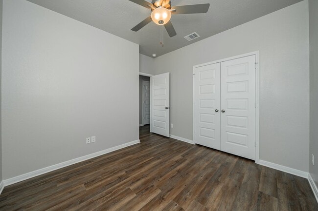 Building Photo - Bright & Cozy Townhome