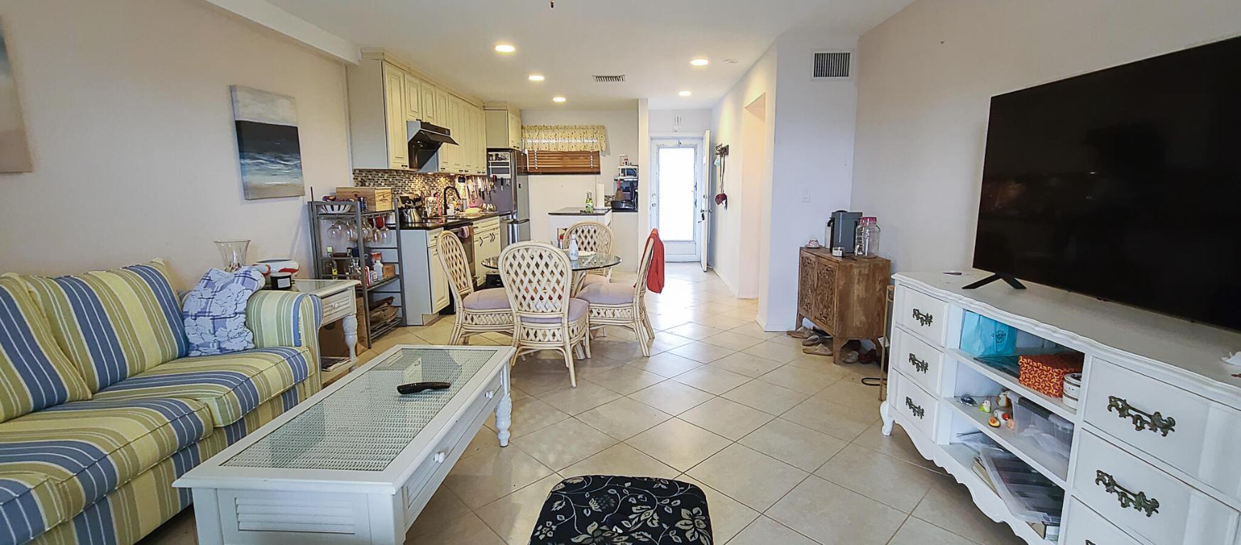 Building Photo - 2724 Garden Dr S