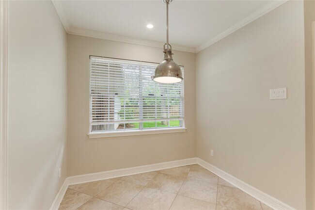 Building Photo - 402 Forest Lake Dr