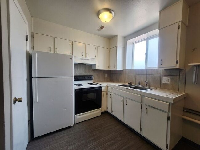 Building Photo - Cozy 2-Bedroom – Utilities Included!