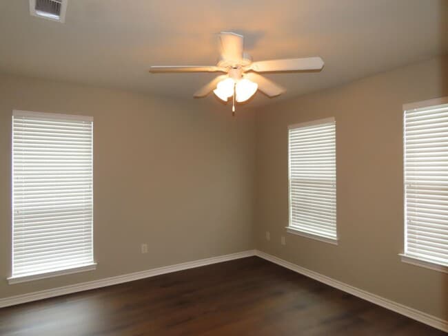 Building Photo - Stunning South Tyler 3-Bedroom, 2-Story Home: Features Fresh Paint, New Flooring, and a Bonus Room!
