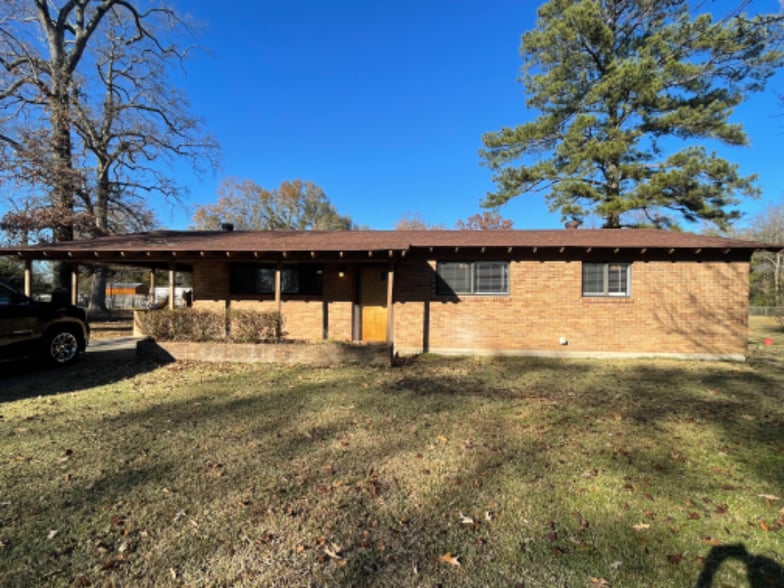 Building Photo - 207 Monroe Dr