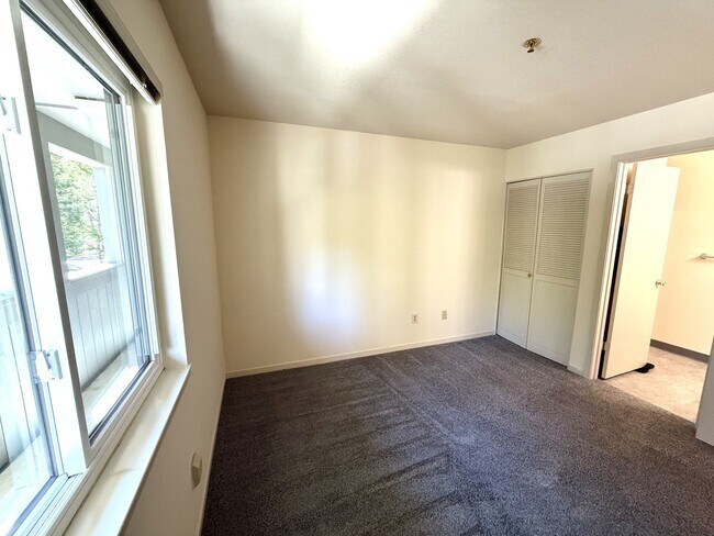 Building Photo - SPACIOUS TWO BED / TWO BATH UPPER-LEVEL CO...