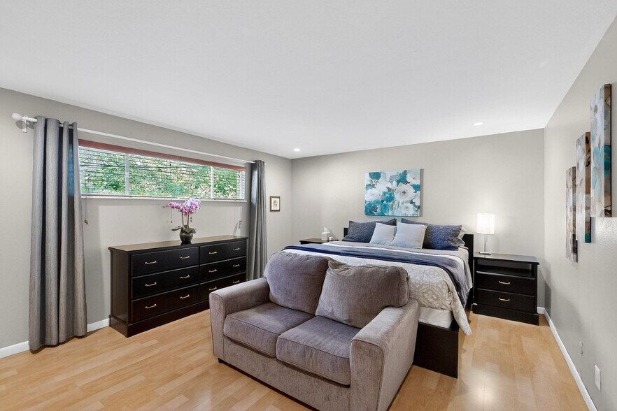 back bedroom with king bed, walk-in-closet, smartTV - 4715 Marquette Ave NE
