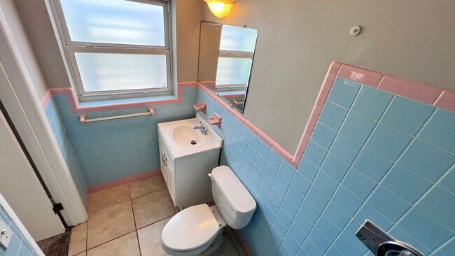 Building Photo - Lovely 3 Bedroom, 2 Bathroom Home in Melbo...