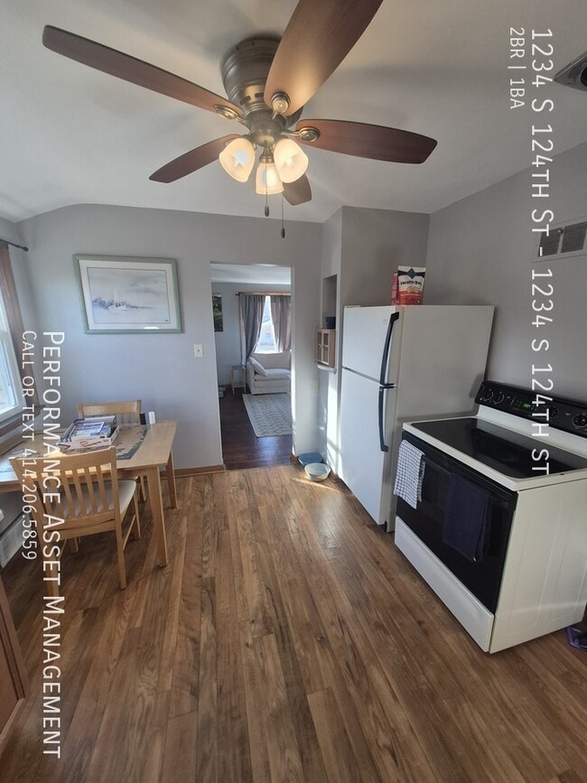 Building Photo - Charming 2BD/1BA West Allis Upper Unit