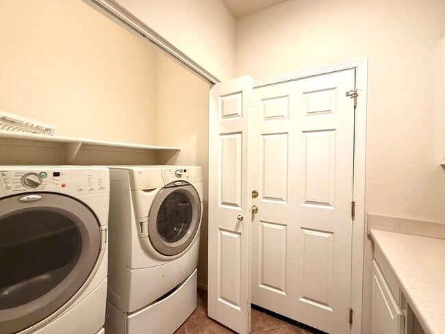 Building Photo - Amazing townhome in Quailwood