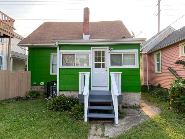 Building Photo - 271 Gift St.