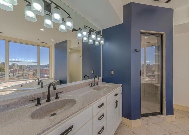 Building Photo - Fabulous 4/3.5 Loft with PANORAMIC Views o...