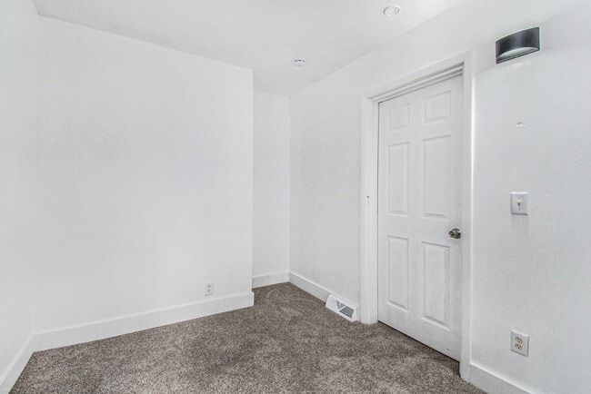 Building Photo - 517 Regent St