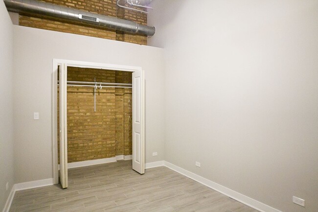 Building Photo - 4435 W Fullerton Ave