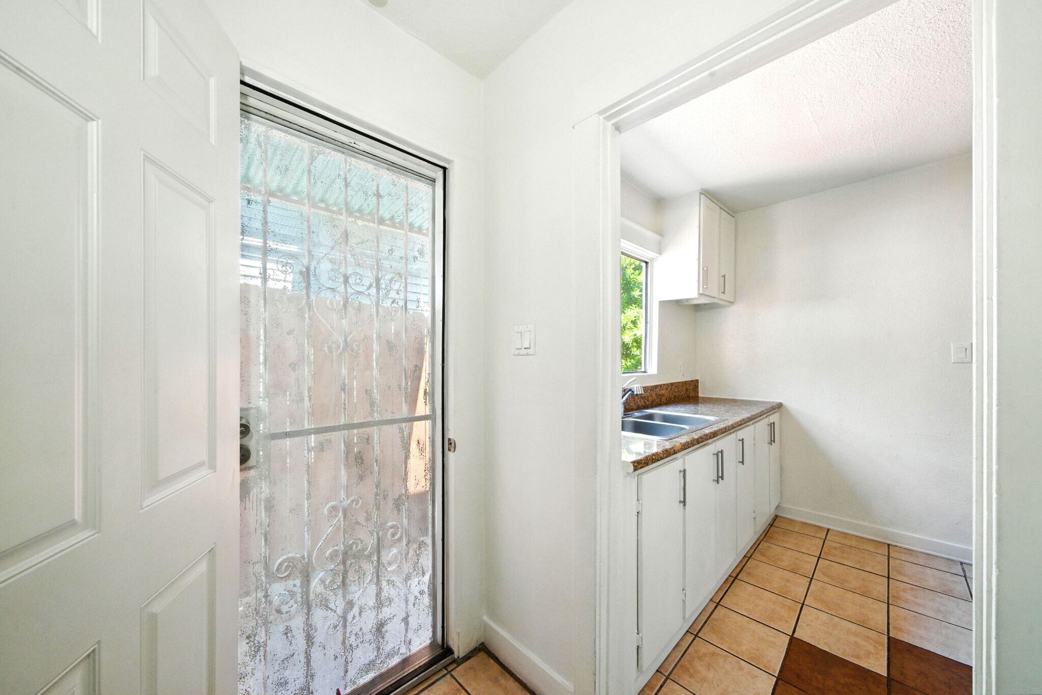 Building Photo - 3305 W 27th St