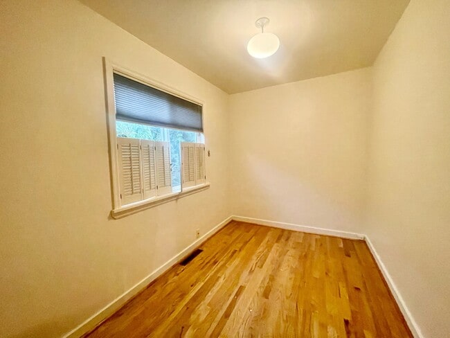 Building Photo - 3245 31st Ave W