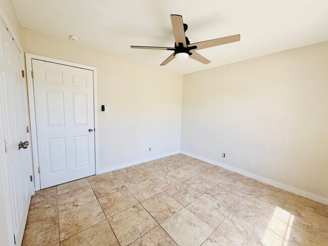 Building Photo - 907 Sandy Ln
