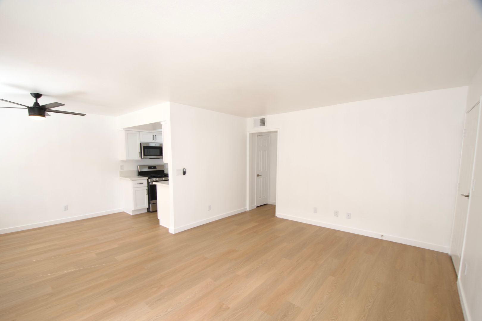 Building Photo - 10914 Camarillo St