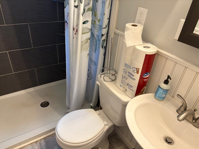 Building Photo - 124 Englewood Rd