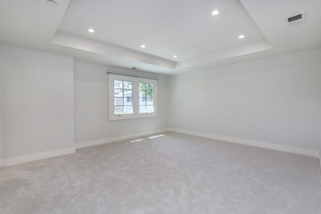 Building Photo - 2 Bed / 2.5 Bath Luxurious townhome near d...