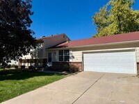 Building Photo - Gorgeous 4 Bed, 2 Bath Home in Central For...