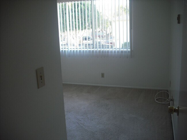 Building Photo - Popular Victoria Avenue Townhouse