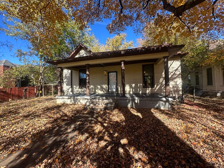 Primary Photo - 218 Holmes St