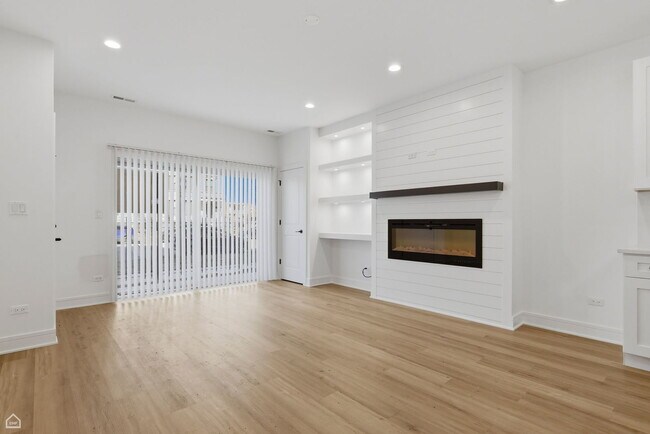 Building Photo - 4841 S Prairie Ave