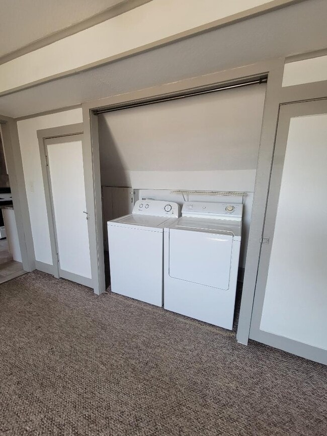 Building Photo - 1006 E 2nd St