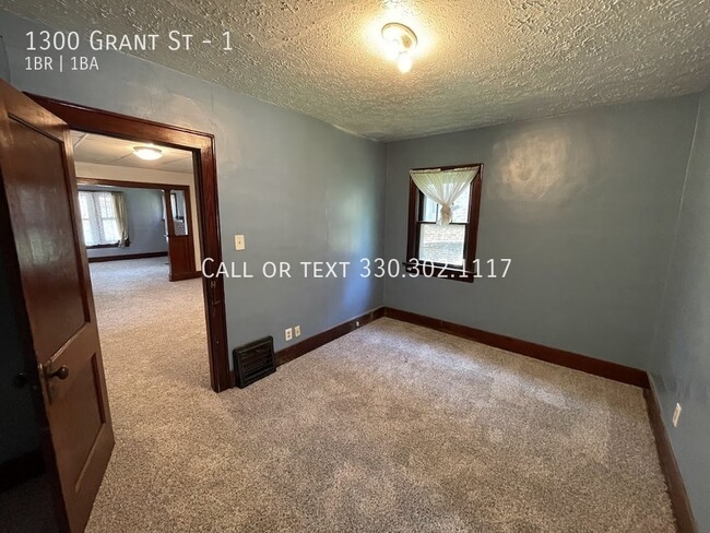 Building Photo - Large first level one bedroom one bathroom...