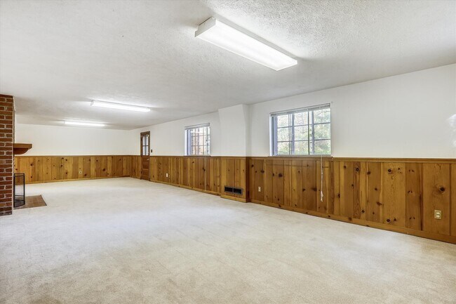 Building Photo - One Level Living -- 5bed / 3bath - Chevy Chase