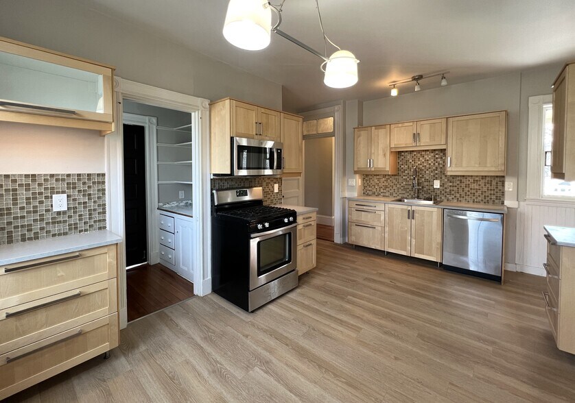 Building Photo - 107 Oxford St