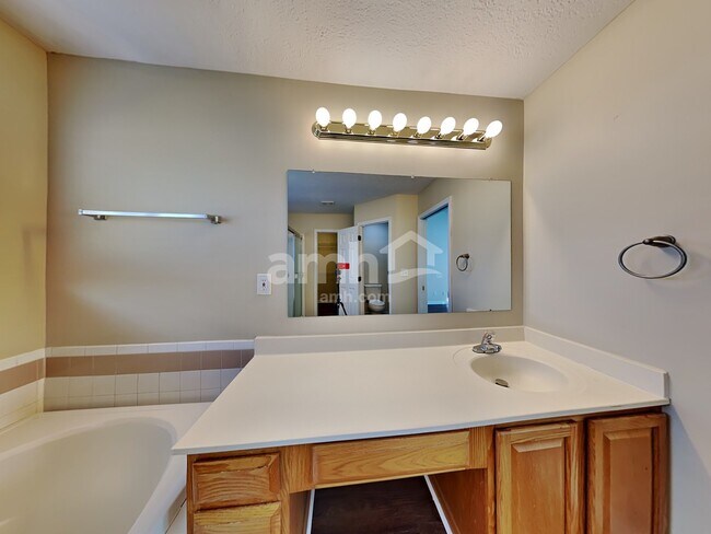 Building Photo - 900 Suntree Dr