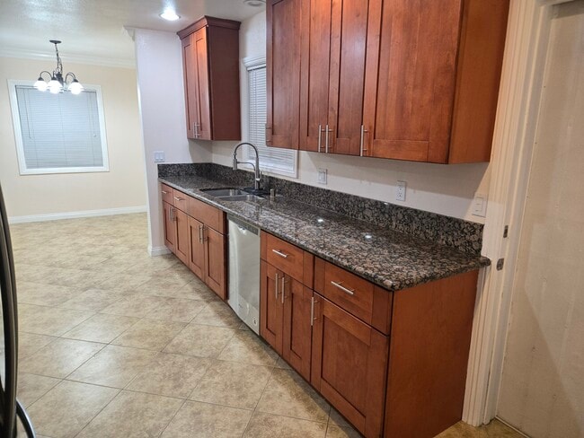 Building Photo - 1645 W Wisteria Pl