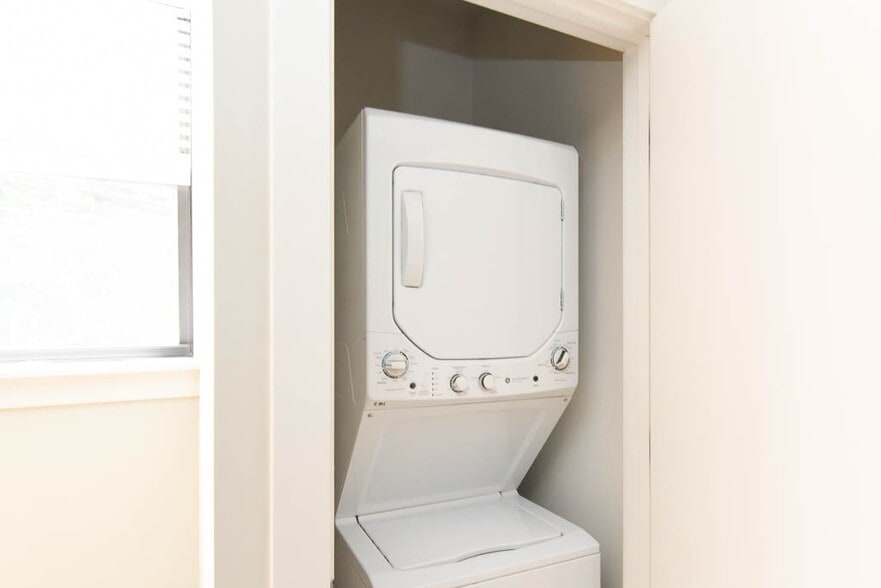 Building Photo - 2210 W Eastwood Ave