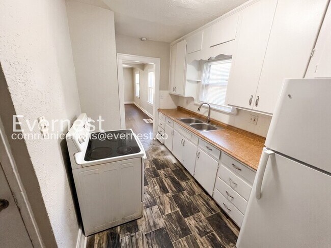 Building Photo - 3 Bed/1 Bath Home with Fenced Yard / Pet-Friendly / Vouchers Accepted / Coming Soon!