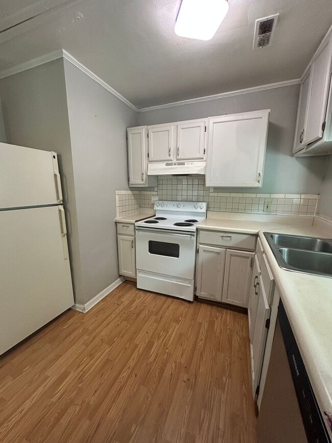 Building Photo - Coming Soon! Cozy 2-Bedroom Gem | $1,049/m...