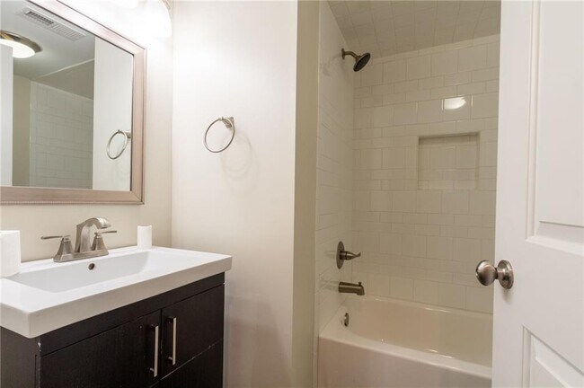 Building Photo - 3014 Skyland Dr NE