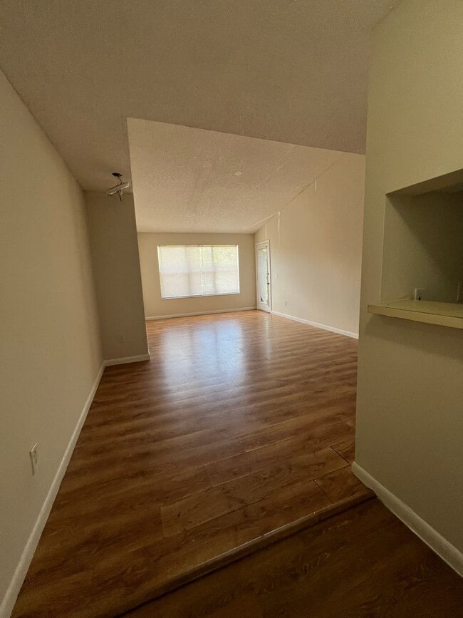 Building Photo - Gated 2/2 in Pompano